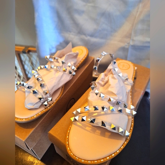 Maker's Shoes - NWT Maker's clear and silver flat sandals size 10